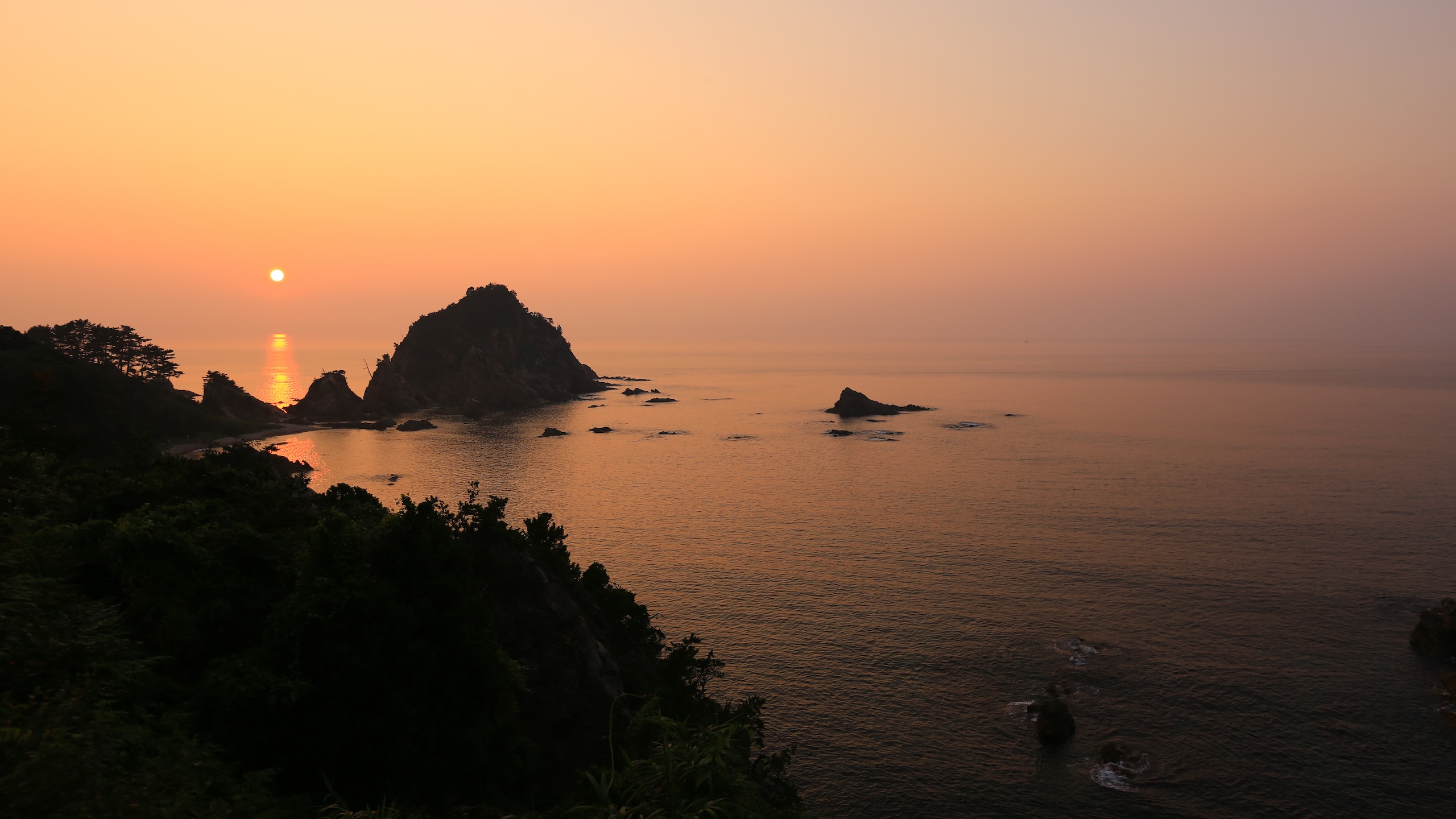 青い海と幻想的な夕景に包まれる浦富海岸 - treasures of Japan