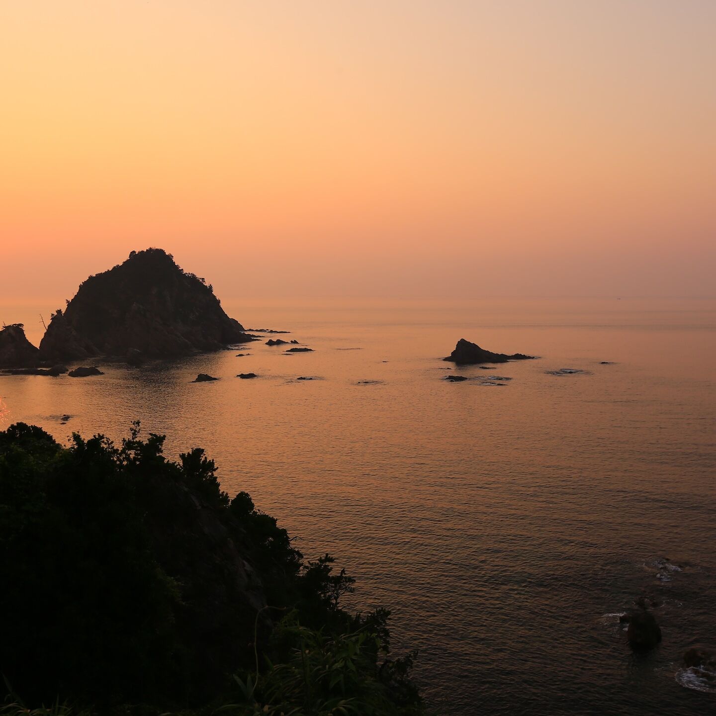 青い海と幻想的な夕景に包まれる浦富海岸