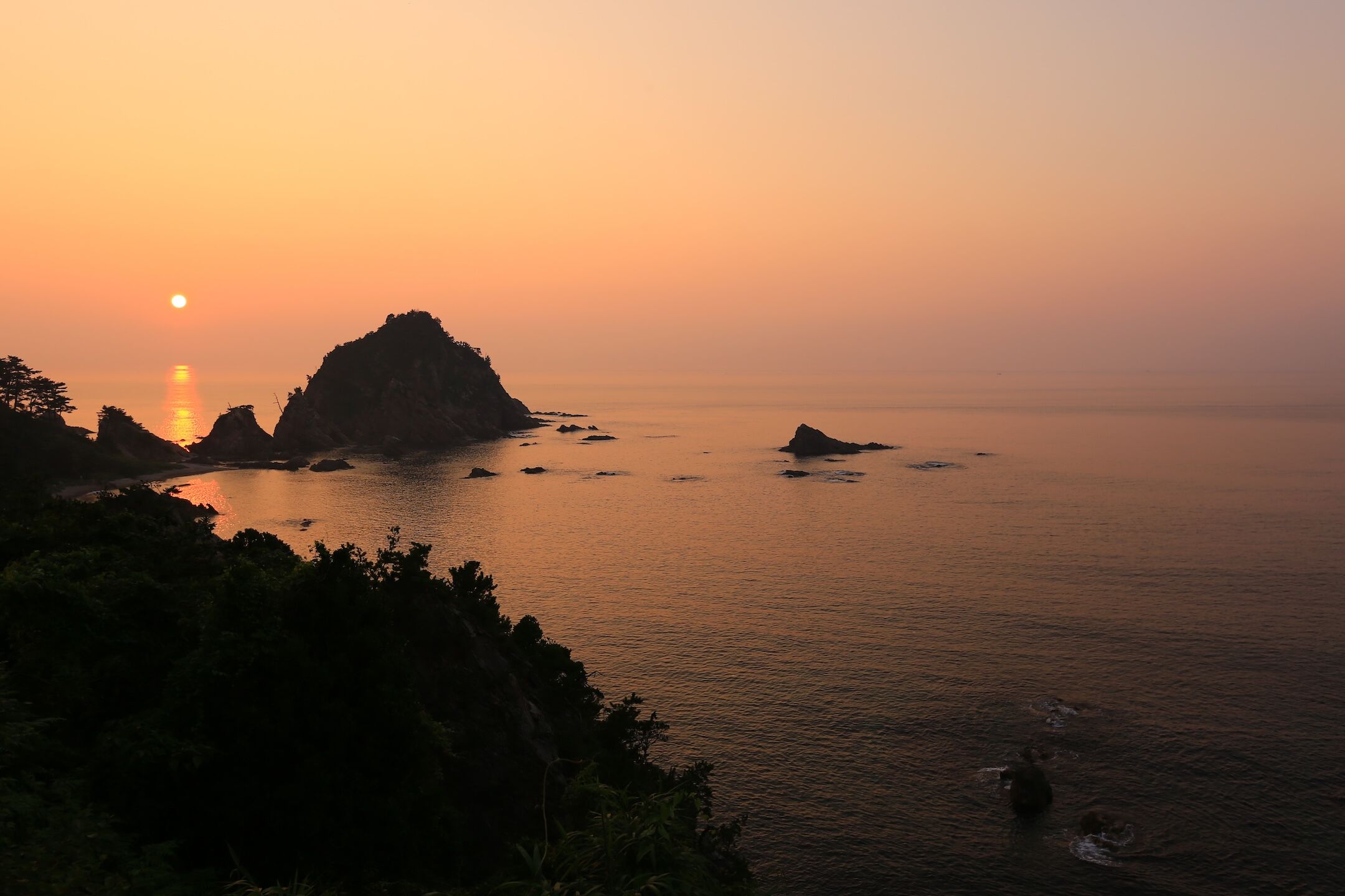 青い海と幻想的な夕景に包まれる浦富海岸