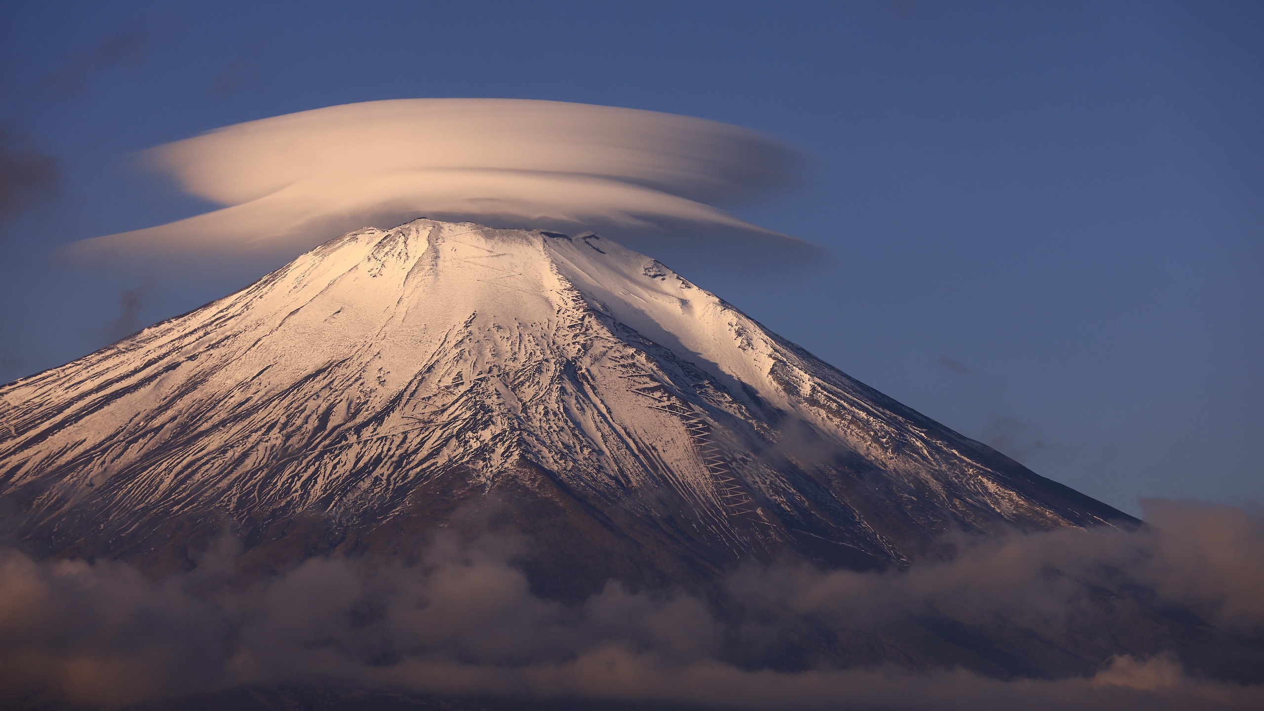 月と風が紡ぐ、早朝の富士山と笠雲の絶景 - treasures of Japan